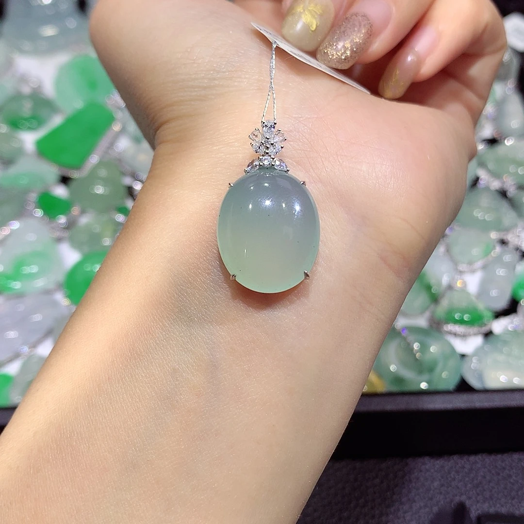 翡翠18K金镶嵌颈饰蛋