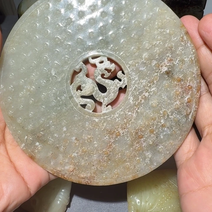 荣***威颈饰未镶嵌和田玉