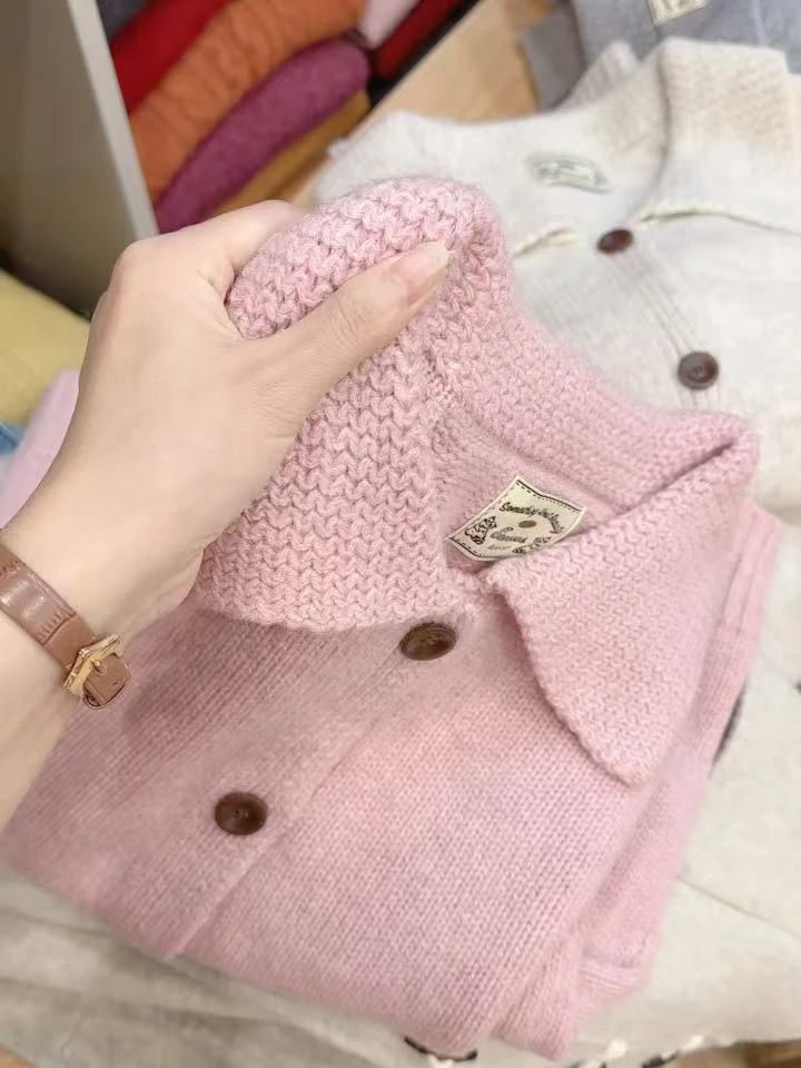 A2七言家 高品！粉色木扣翻领毛衣开衫1