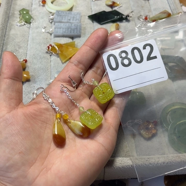 金***兰合金蛇纹石玉耳饰