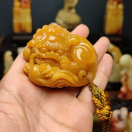 牧***云寿山石北部黄手把件