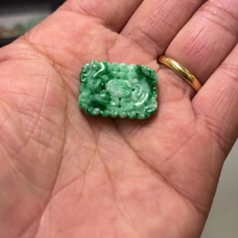 翡翠颈饰未镶嵌尹*嵛