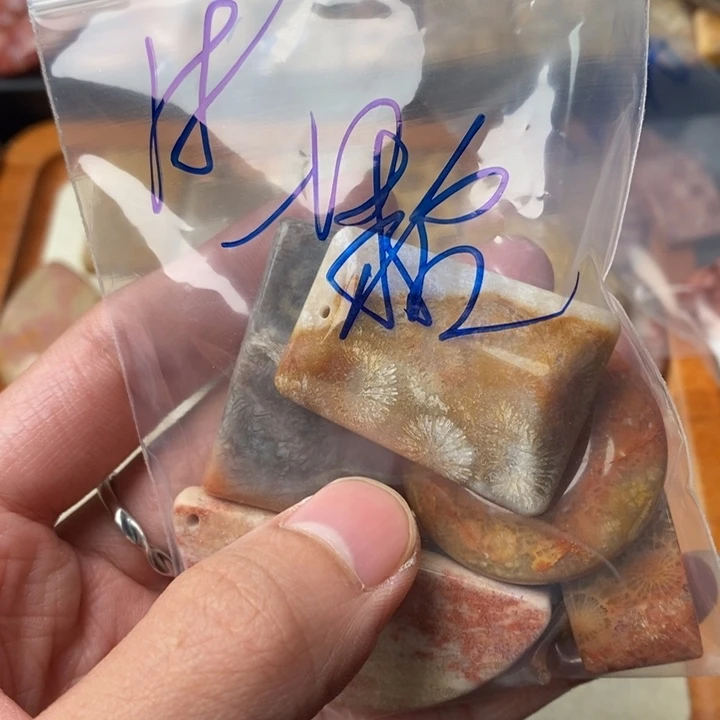 硅化玉颈饰足金镶嵌一**芙