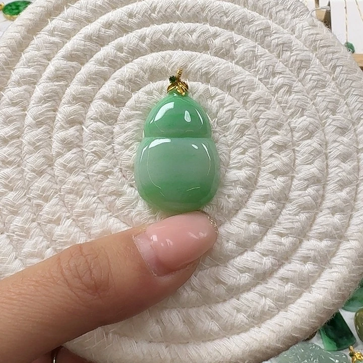 翡翠未镶嵌颈饰飘绿大葫芦