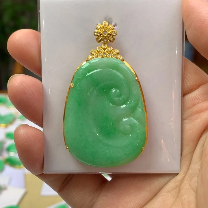 翡翠颈饰18K金镶嵌翡翠吊坠