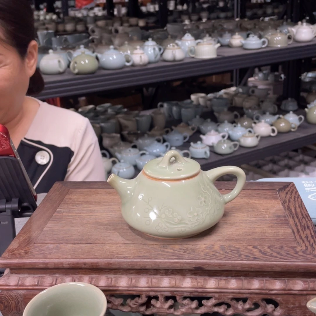 瓷片翠青釉雕刻梅花石瓢壶