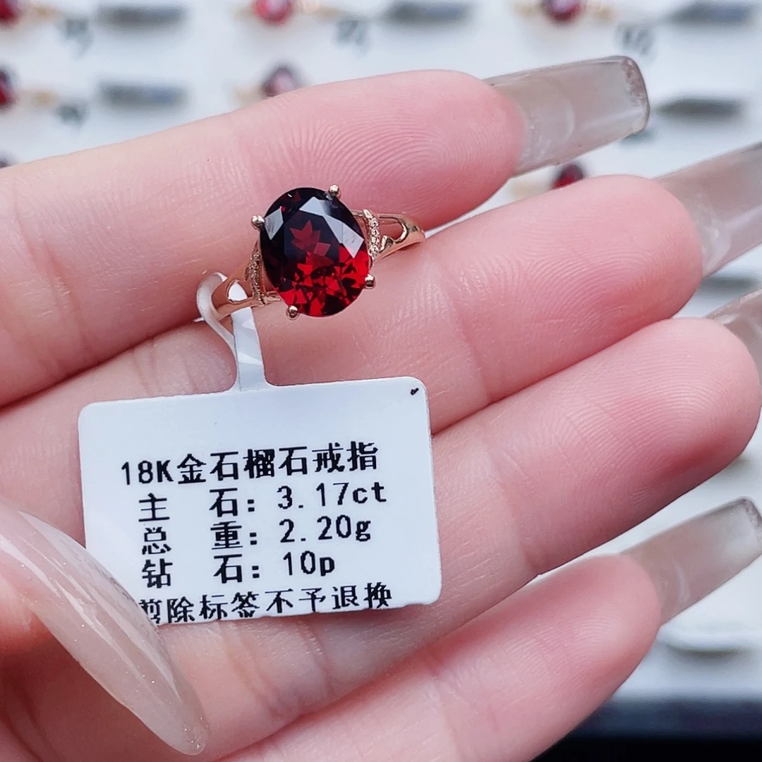 18K金镶嵌戒指石榴石