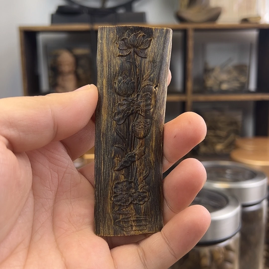 沉香吊坠9334 棋楠自然结香排油人工雕刻荷花牌 6.9g