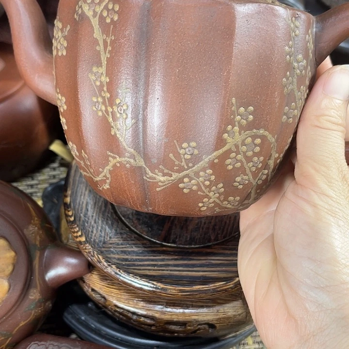 茶壶紫砂原矿泥料手工制作的一把紫砂壶。