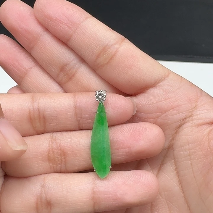 颈饰18K金镶嵌翡翠