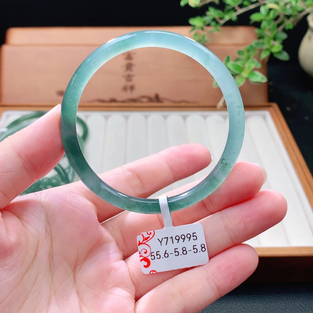 未镶嵌手镯（圆镯）翡翠