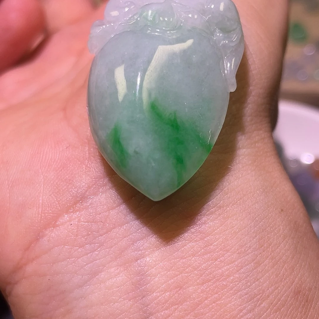翡翠未镶嵌颈饰桃子