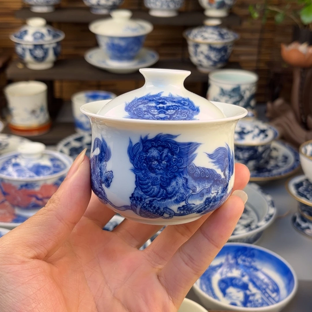 瓷片盖碗有个小狮子眼睛淡了哈哈哈哈