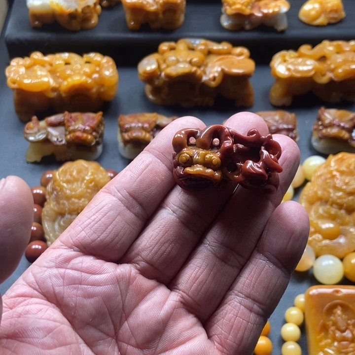 石英质玉（黄龙玉）未镶嵌颈饰