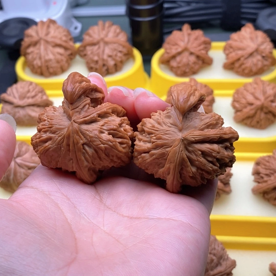 文玩核桃把件白狮子犀牛望月45