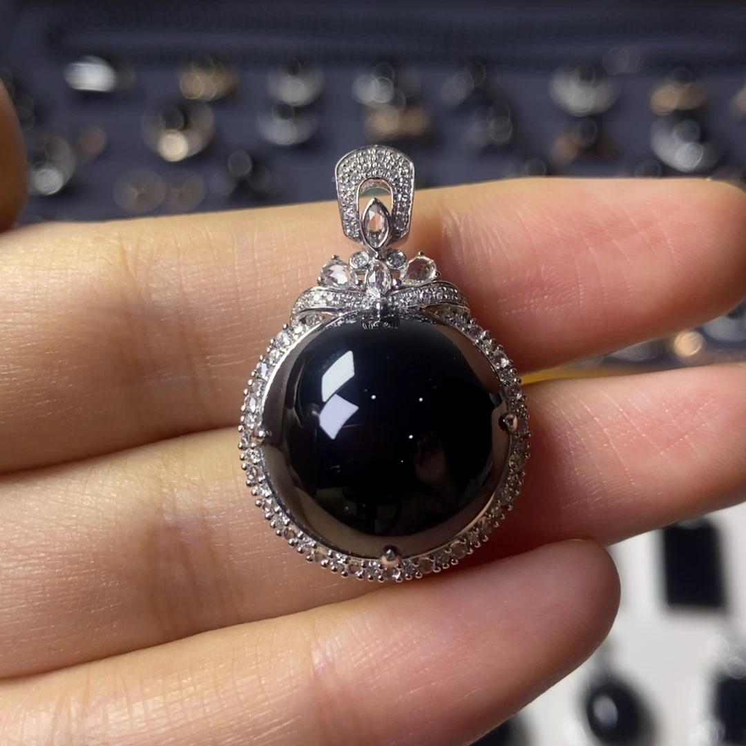 颈饰18K金镶嵌翡翠蛋面吊坠