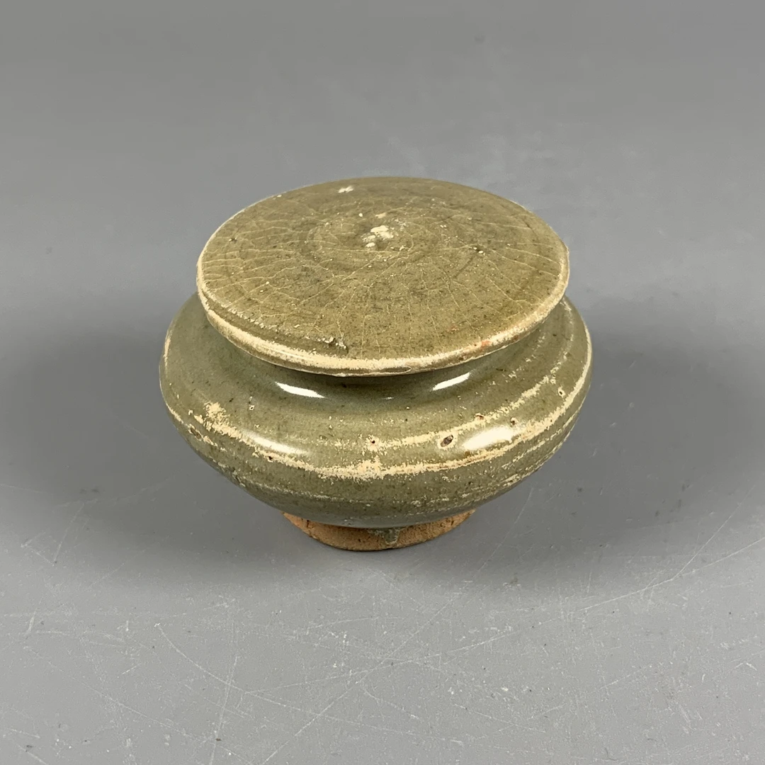 022011380 明早期龙泉窑盖罐 xc 云南省文物总店