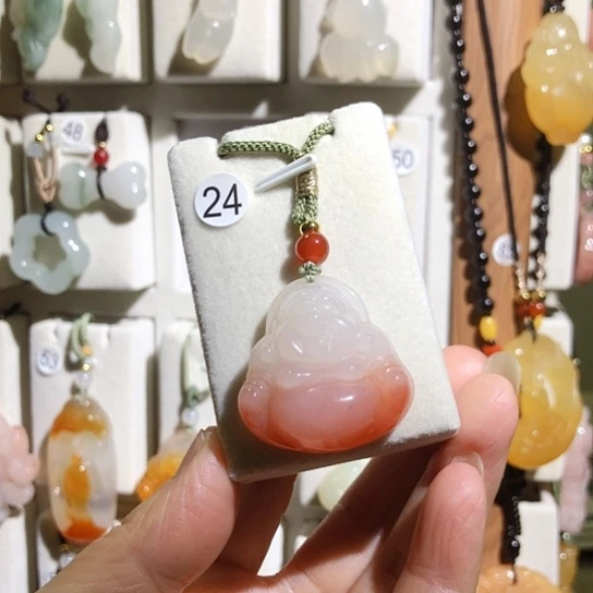 颈饰未镶嵌石英质玉（金丝玉）菊