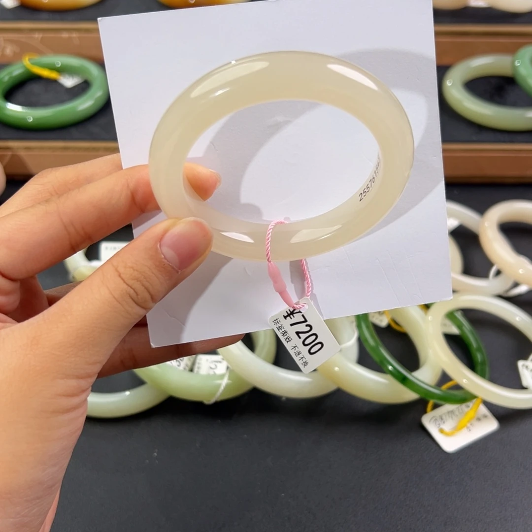 和田玉未镶嵌手镯