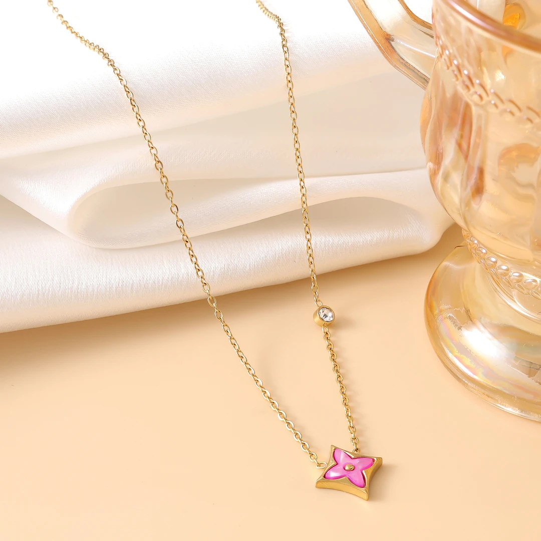 钛钢项链 8356四叶草菱形项链女镶钻尖花贝壳吊坠轻奢