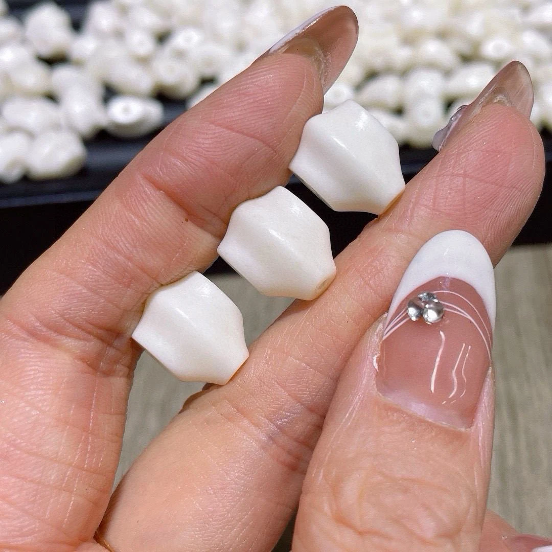 天然驼骨瓷白料雕刻鲨鱼呗三通有孔配饰diy配件材料做手工编项链