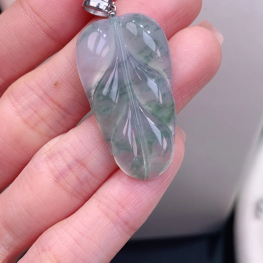 颈饰18K金镶嵌翡翠冰飘花叶子