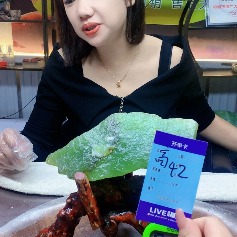 【闪购商品】未镶嵌蛇纹石玉原石简**人