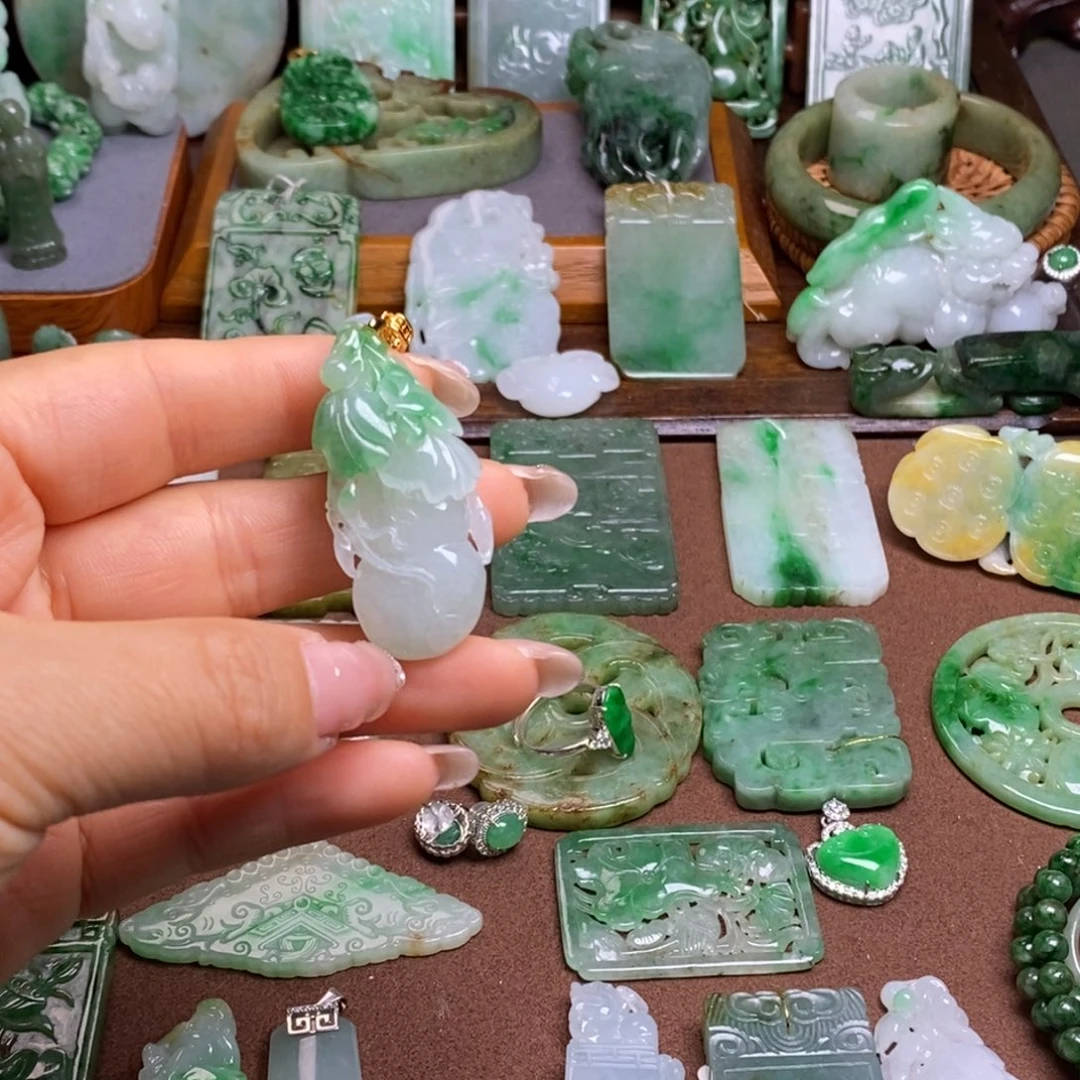 翡翠挂件未镶嵌田***记