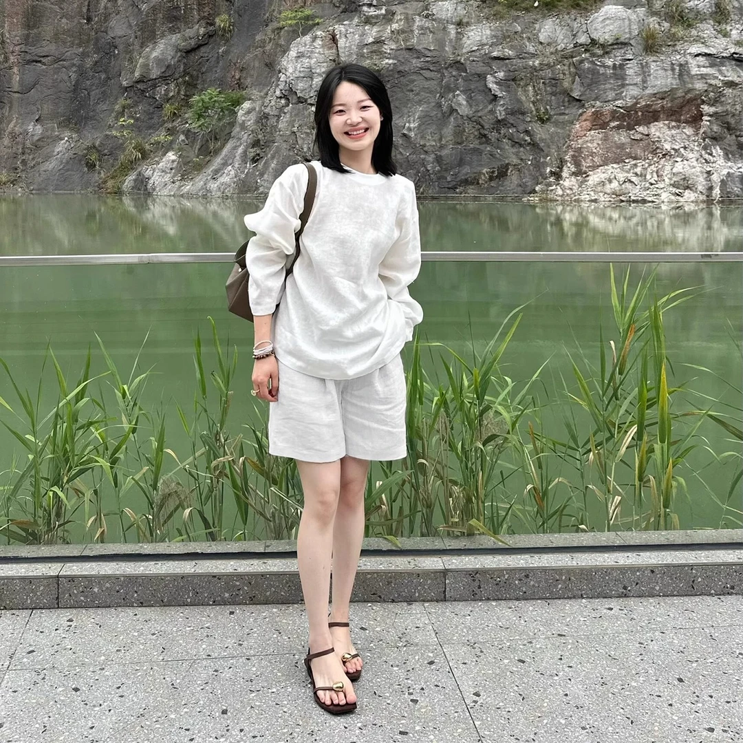 松弛感简约亚麻套装女夏季白色小香风圆领棉麻衬衫显瘦短裤两件套