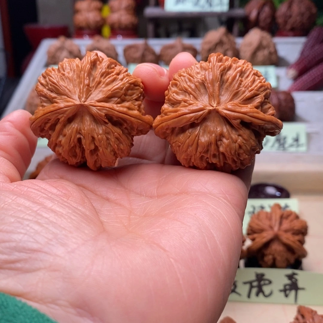 聚***社文玩核桃把件白獅子三棱球连