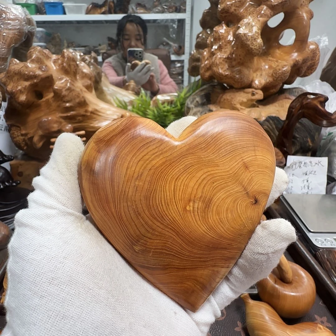柏木（崖柏）太行崖柏陈化黑油爱心手把件