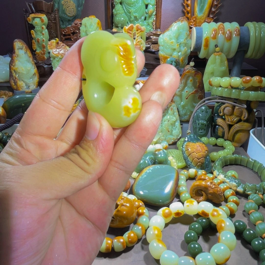 颈饰未镶嵌透闪石质玉