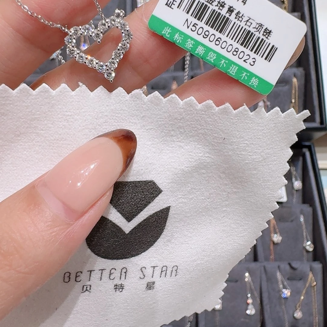 矛***体18K金镶嵌颈饰合成钻石