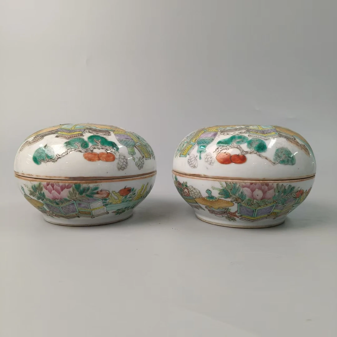 200清晚期 粉彩博古纹捧盒一对(名家 )-517