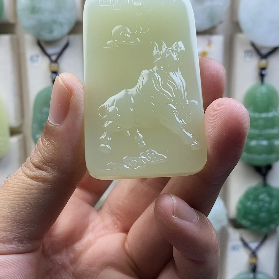 颈饰未镶嵌石英质玉