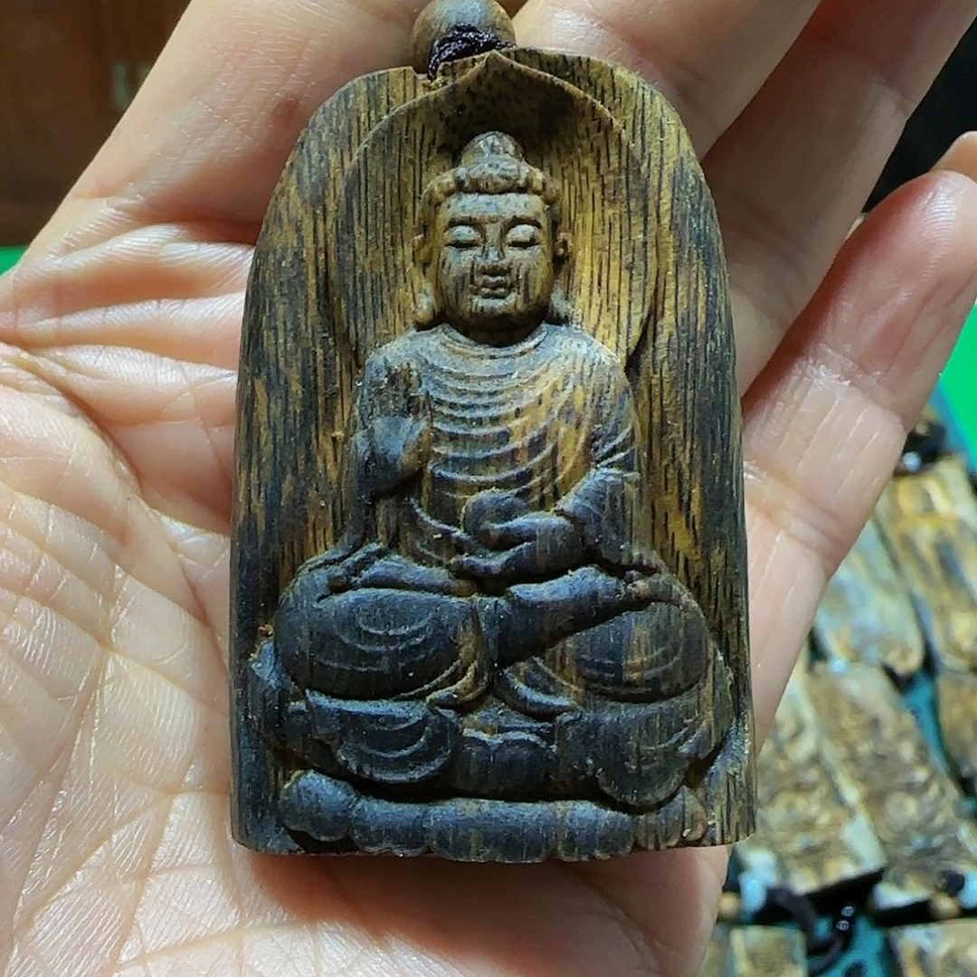 沉香吊坠北****8海南白奇乌身雕刻大日如来带绳15.9克