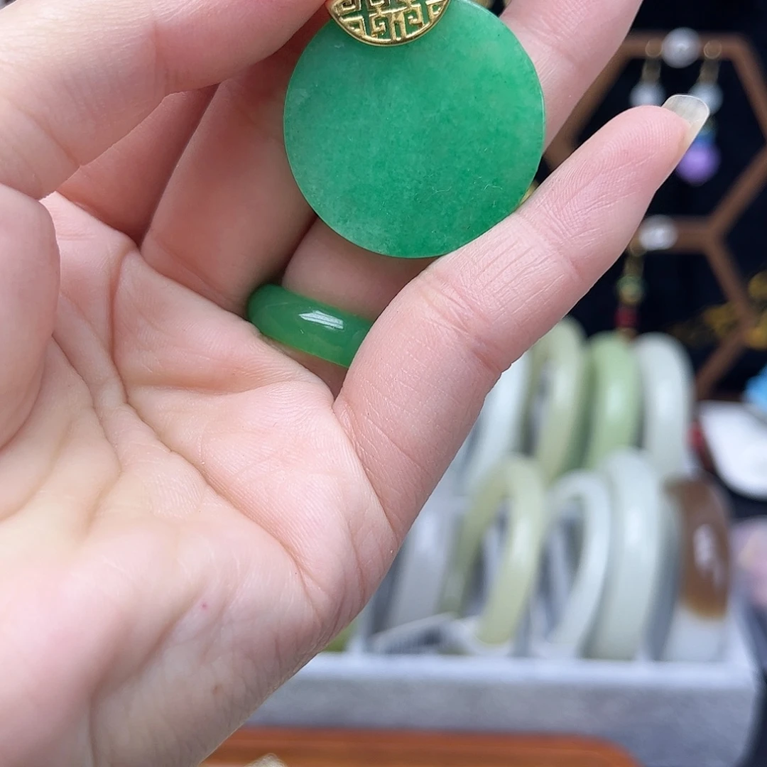 翡翠未镶嵌颈饰圆牌