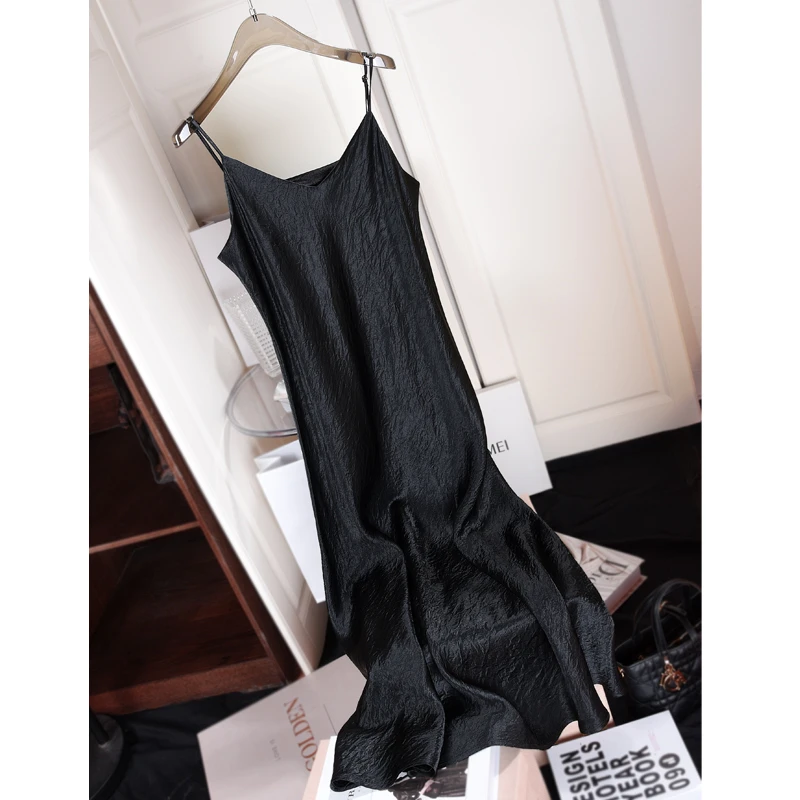 2025夏季新款设计感时尚黑色显瘦气质百搭醋酸吊带连衣裙中长款