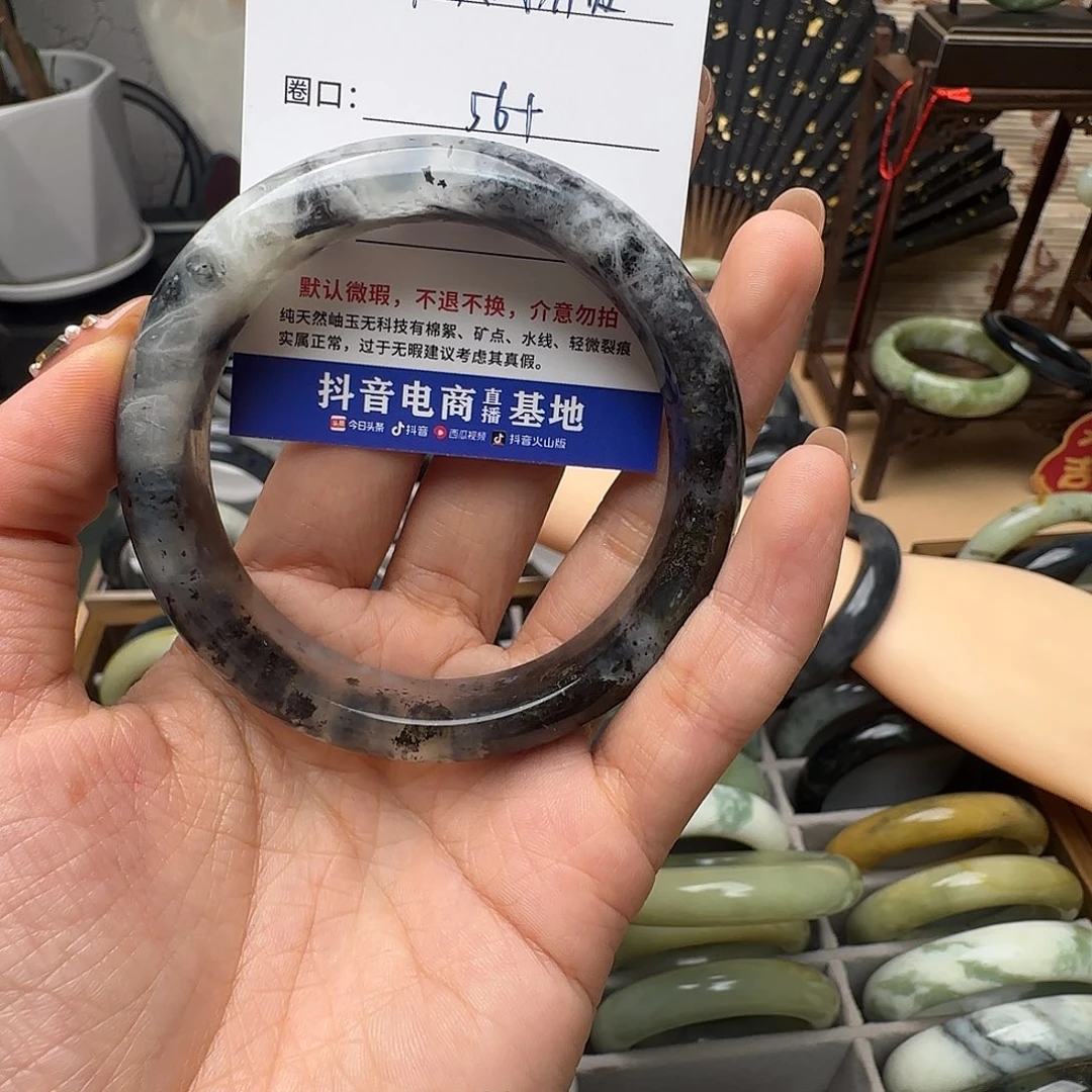 蛇纹石玉手镯未镶嵌人****员