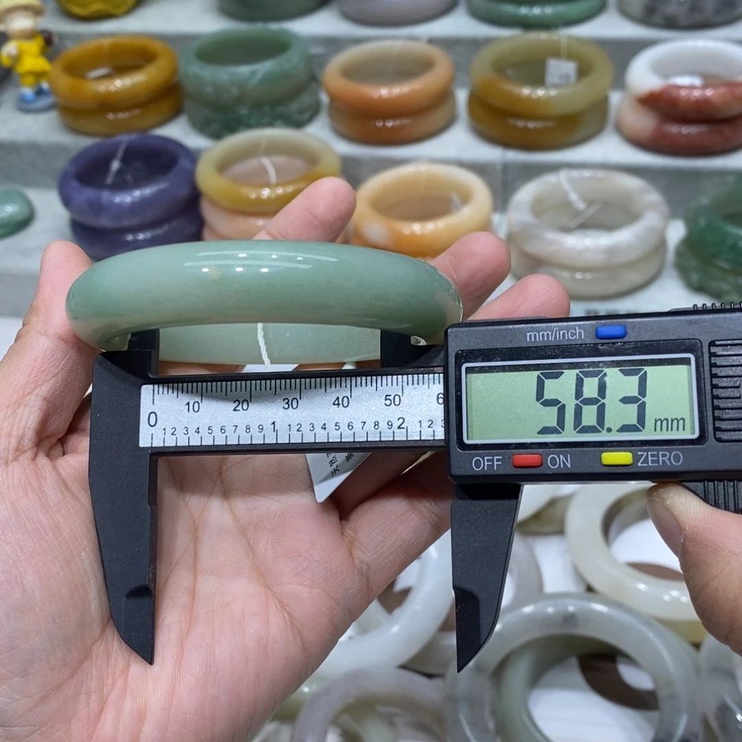 金***石英岩玉未镶嵌手镯