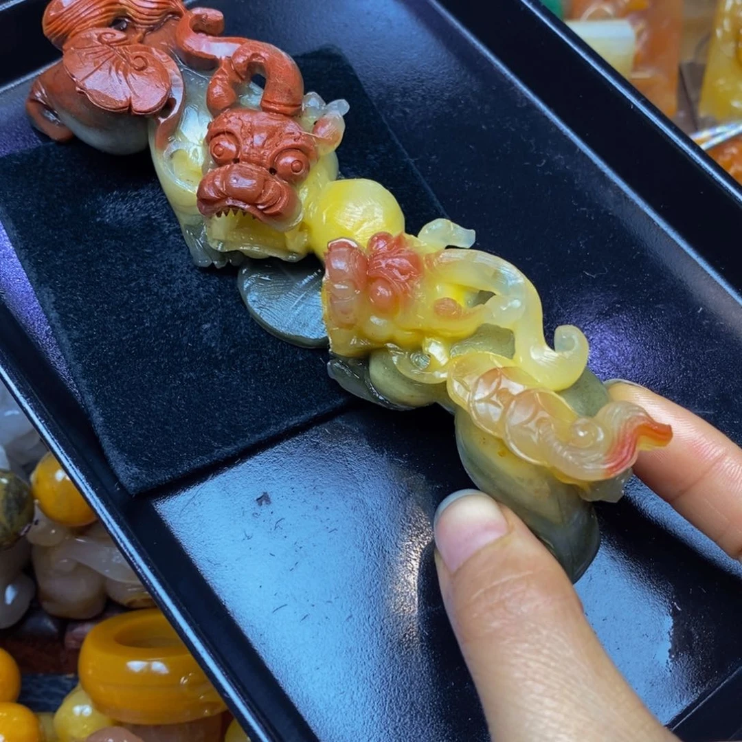 未镶嵌石英质玉（黄龙玉）颈饰