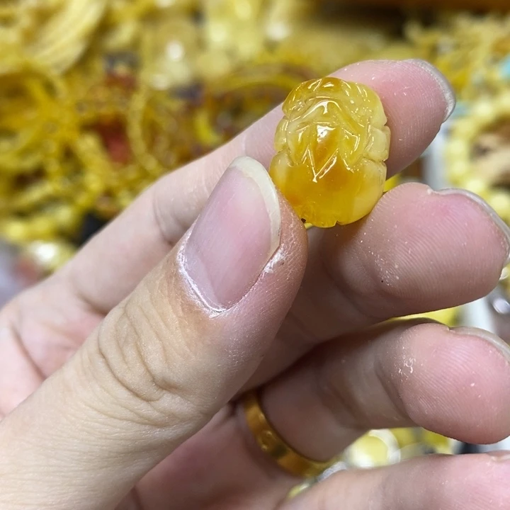 蜜蜡未镶嵌裸石吊坠