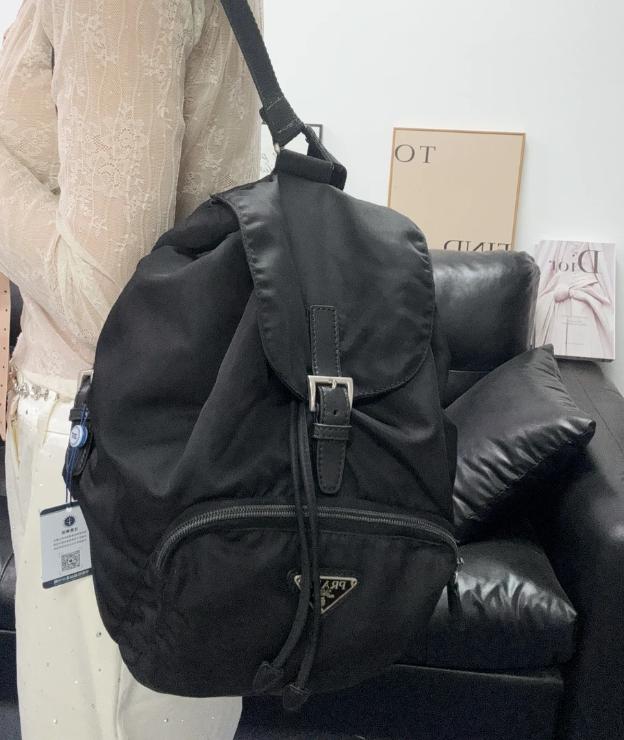 95新 Prada/普拉达 黑银降落伞双肩包/秋境 05126