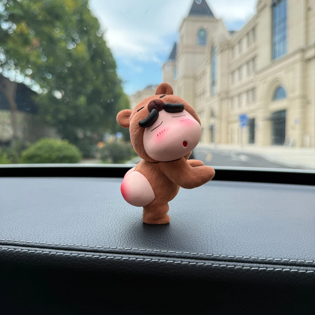 植绒小新可爱治愈车载摆件中控台装饰好物汽车摆件红屁股可爱卡通