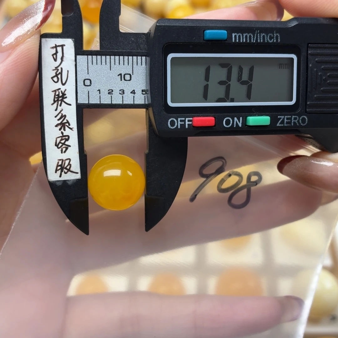 老***琦蜜蜡未镶嵌裸石微瑕