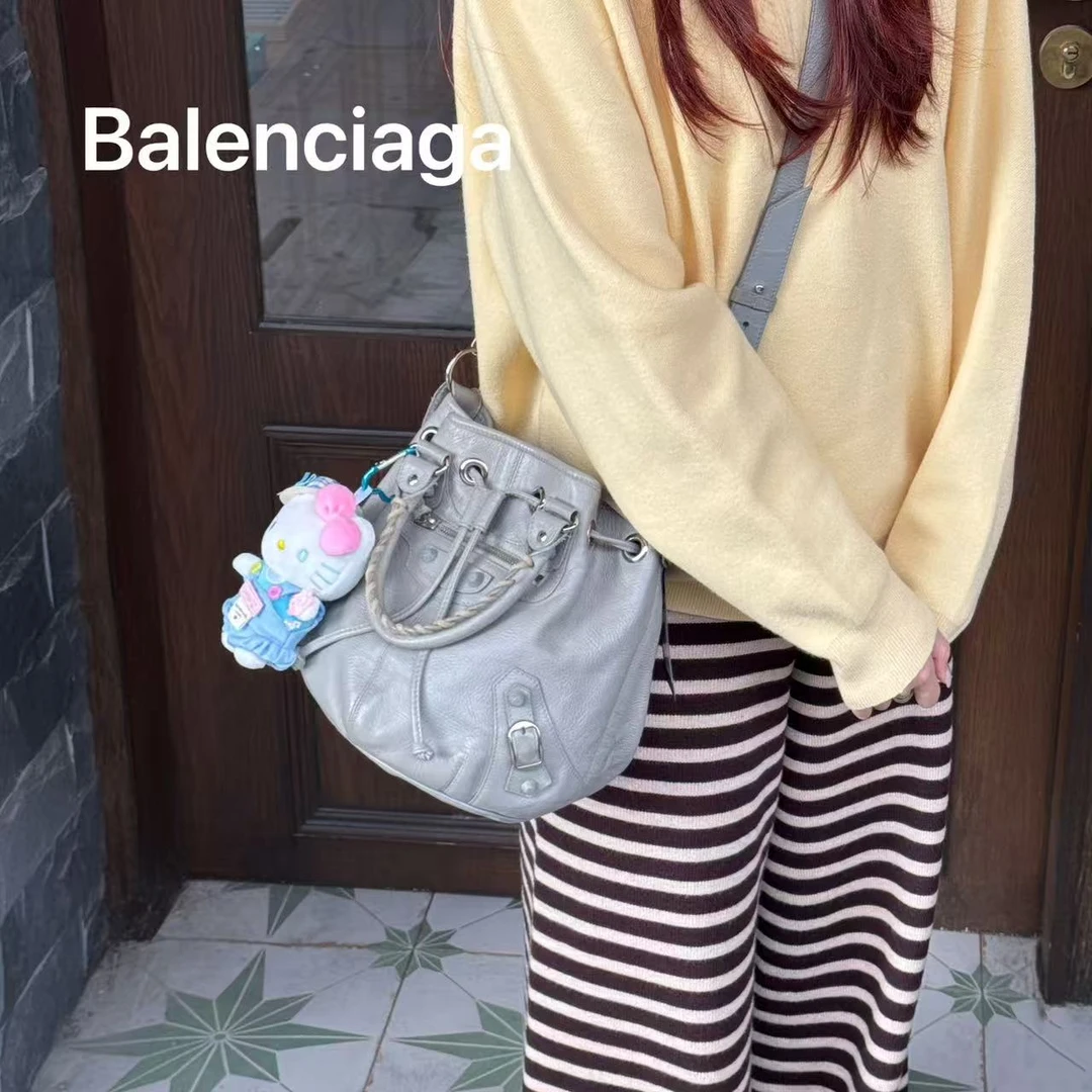 95新 Balenciaga/巴黎世家 A2072经典百搭灰色斜跨95新/代卖服务