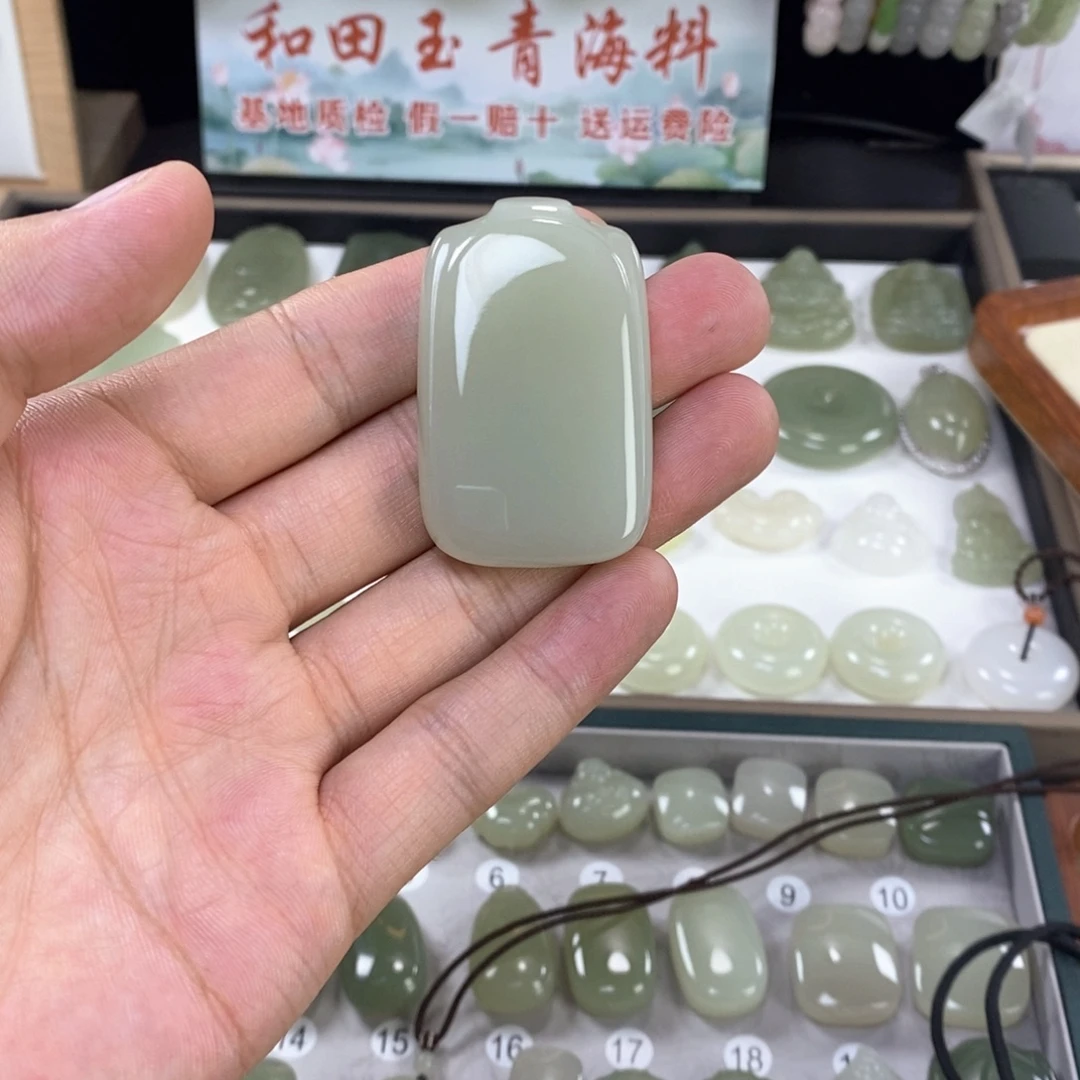 胡***胡和田玉未镶嵌颈饰