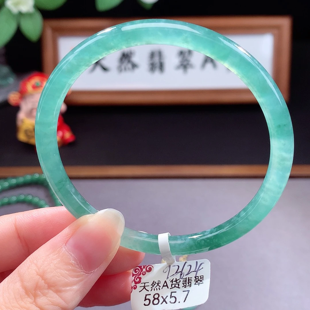 未镶嵌手镯（圆镯）翡翠