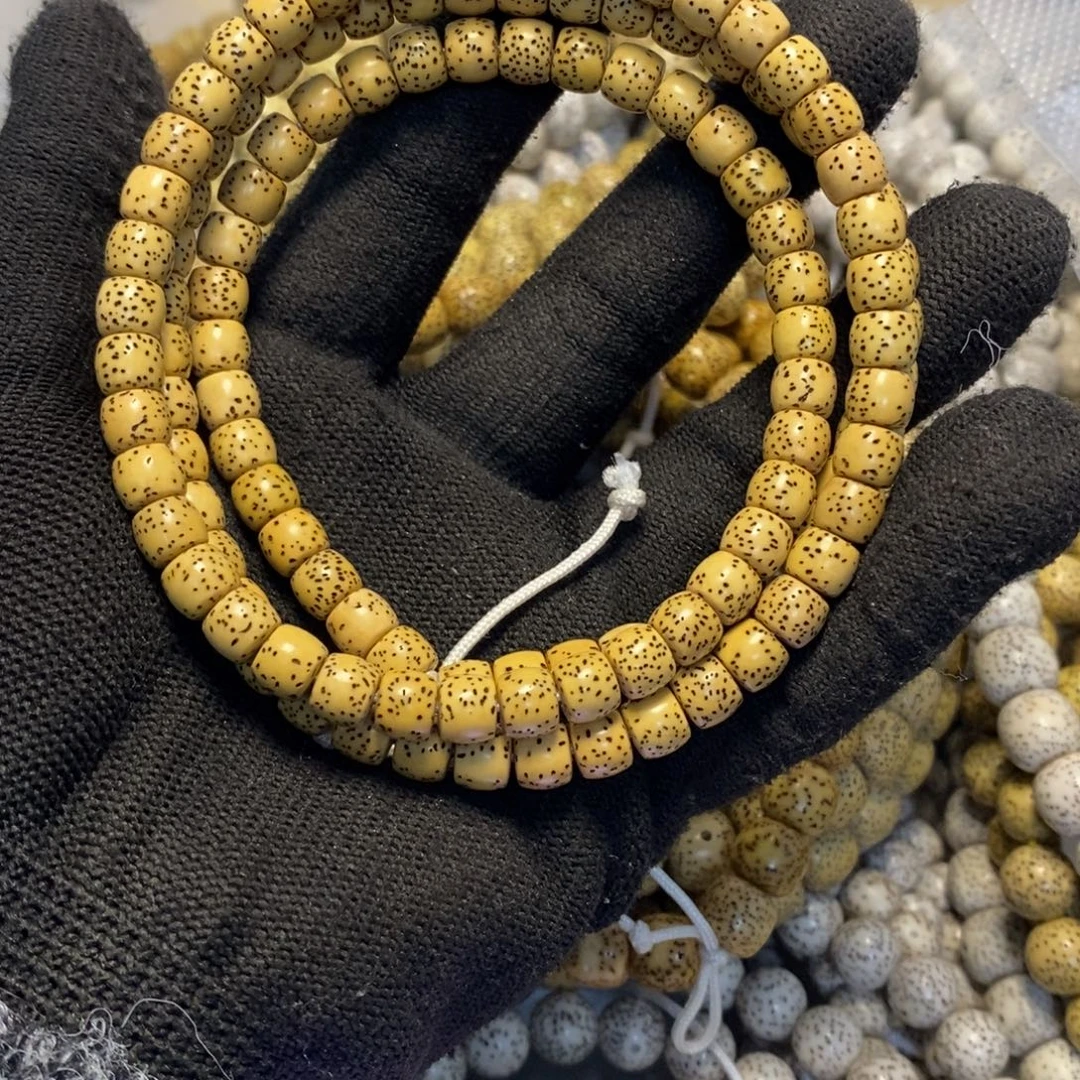 吊坠星月菩提6-7鸡油黄120颗