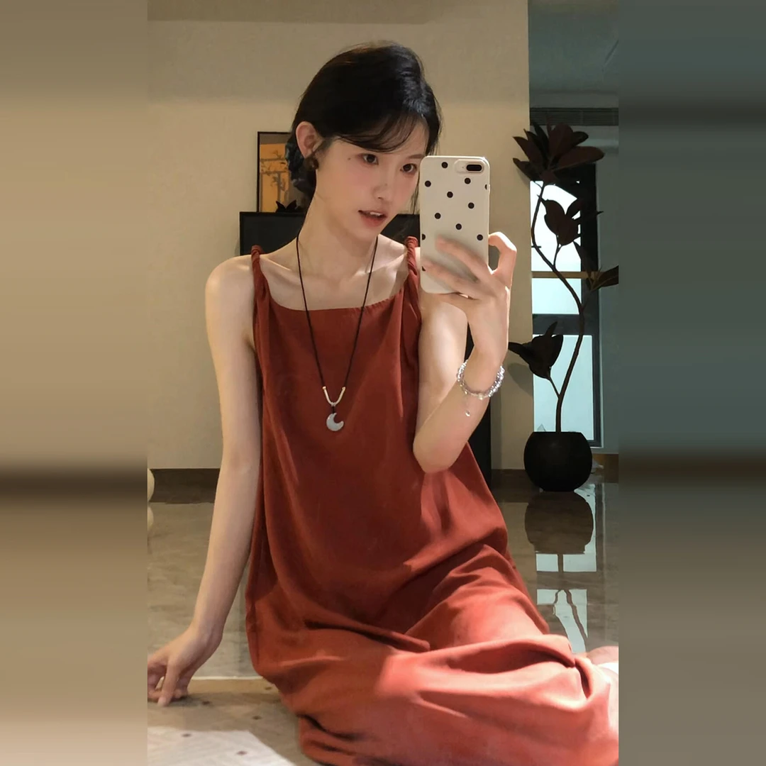 4686法式复古红色扭结吊带连衣裙子女夏季2025新款高级感显瘦长裙